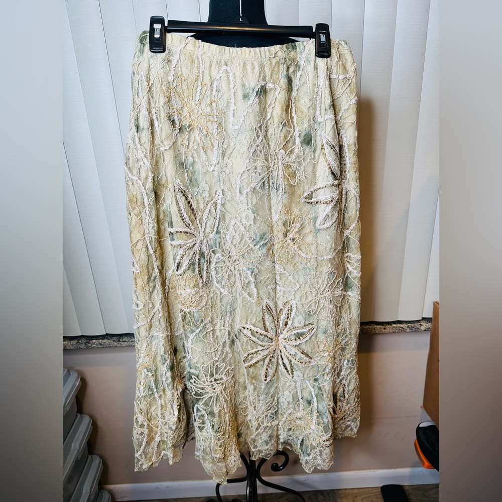 Chicos Elegant Gold Embroidered Lace Skirt Size Chicos 2/US 12